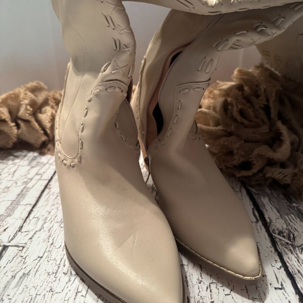 NWOT Womens Western Style Tall Winter White Cream Boots 9